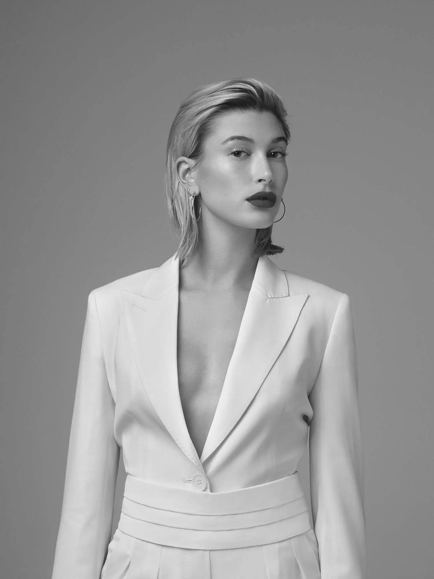 Hailey Bieber: A Modern Style Icon Making Waves in Fashion