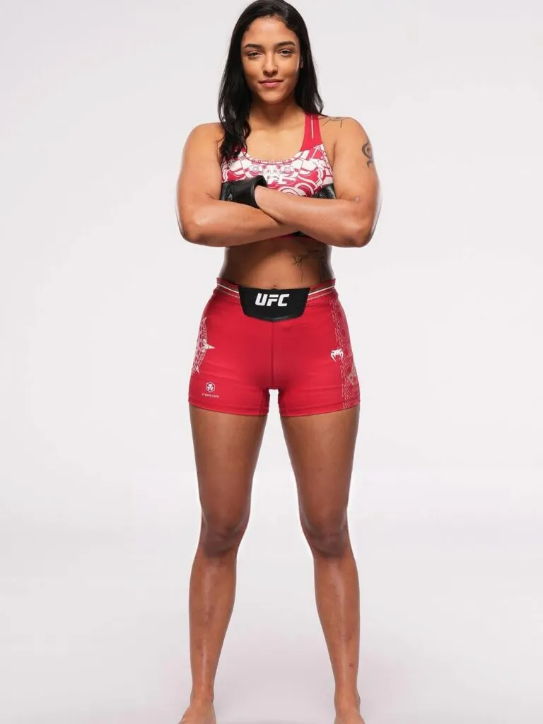 Alice Pereira Secures Knockout Victory at UFC Vegas 115