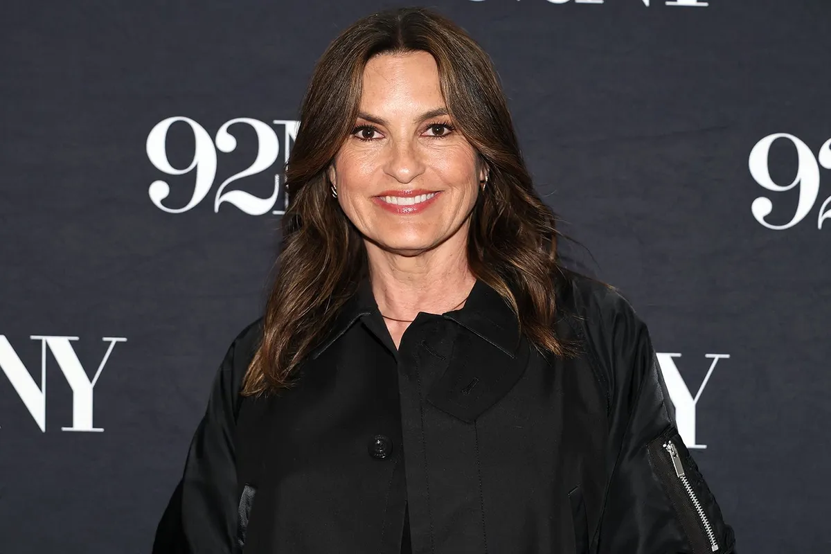 Mariska hargitay debuts new bob haircut for broadway role