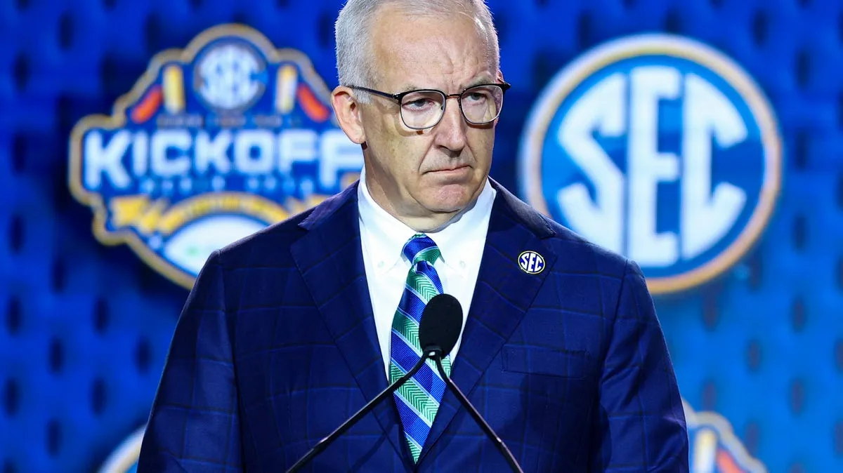 SEC commissioner discusses potential breakaway amid rules frustrations