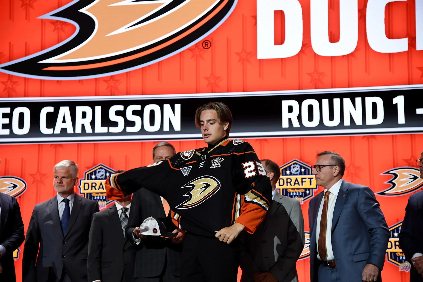 Carlsson thrilled to have Ducks match offer sheet from Flyers - NHL.com