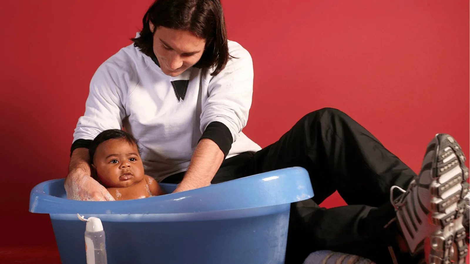 A 20-year-old Lionel Messi bathes a five-month-old Lamine Yamal